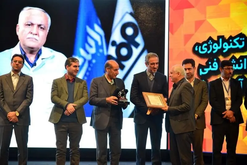 معاون خرید فولادمبارکه چهره‌ تأثیرگذار بومی‌سازی آهن و فولاد سال ۱۴۰۲ شد
