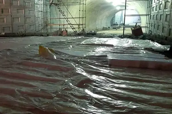 روسازی بتنی تونل- زیرگذر استادمعین در ساعات میانی روز و در دمای مناسب صورت پذیرفته است
