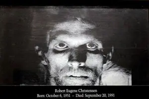 مردی که با وسایل عجیب و باورنکردنی نقاشی می کشد!+عکس