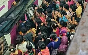 ازدحام باورنکردنی مردم در ایستگاه مترو بمبئی + عکس