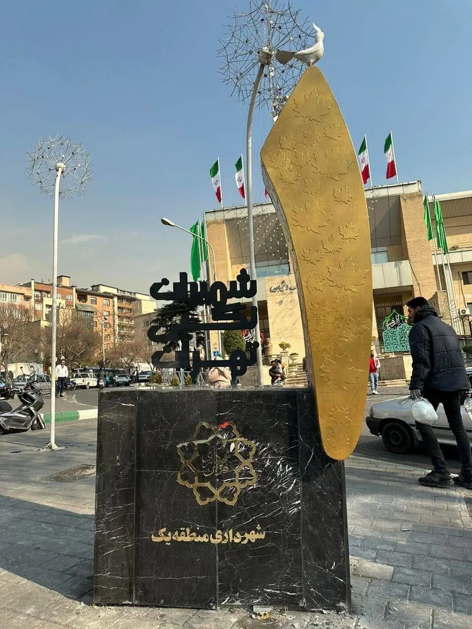 نماد منطقه یک در ورودی ها نصب شد 

