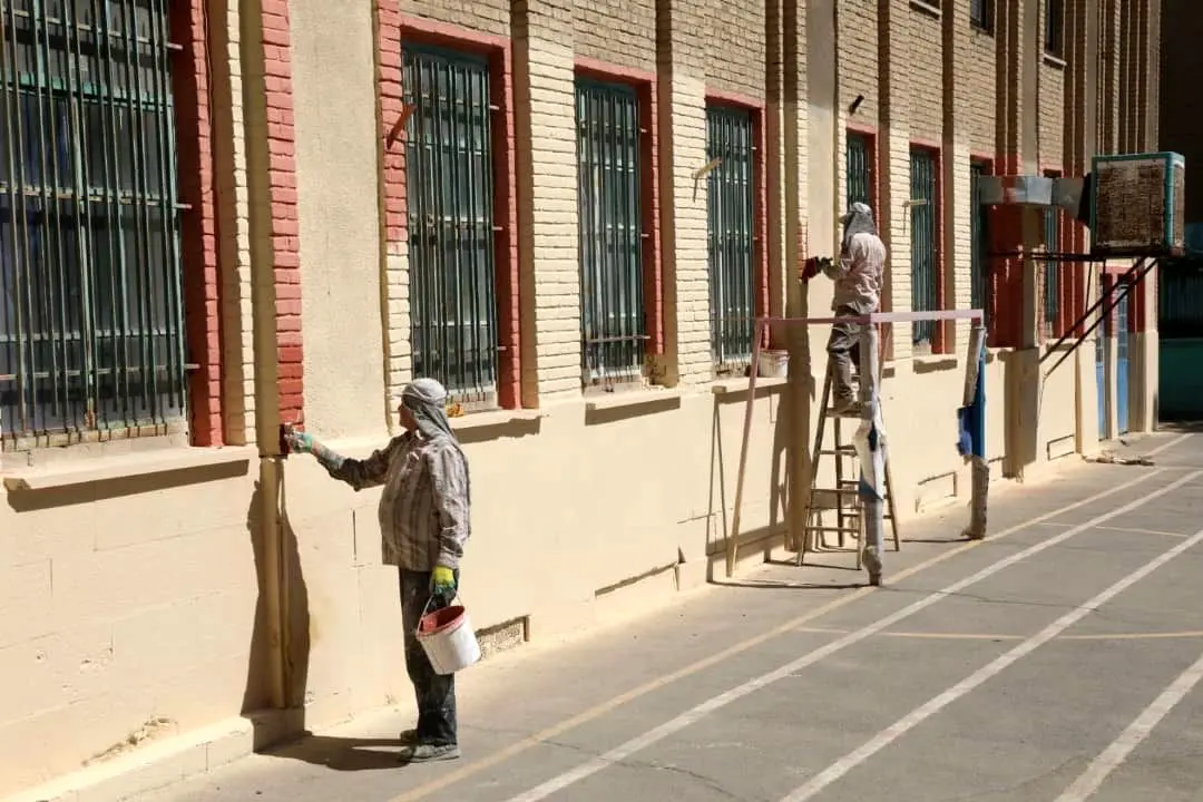 دیوارهای مدارس منطقه 19 رنگ و بوی مهر گرفت

