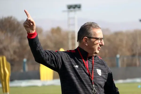 لیکنز یک مدافع می خواهد