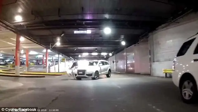 
لحظه وحشتناک تصادف دوچرخه سوار با یک خودرو + عکس
