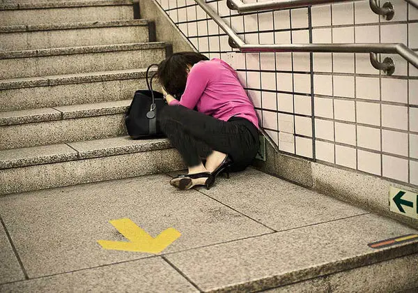 خواب روزانه کارمندان ژاپنی وسط خیابان+عکس