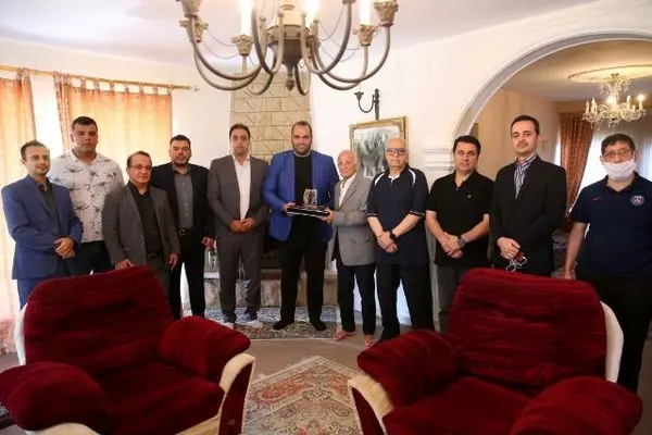 نصب تابلوی افتخار سیف پور،توکلی و رضایی بر سردر منزل آنها