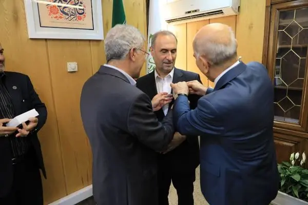 اهدای بالاترین نشان دانشگاه صنعتی شریف به رسول کشت پور شهردار منطقه۲