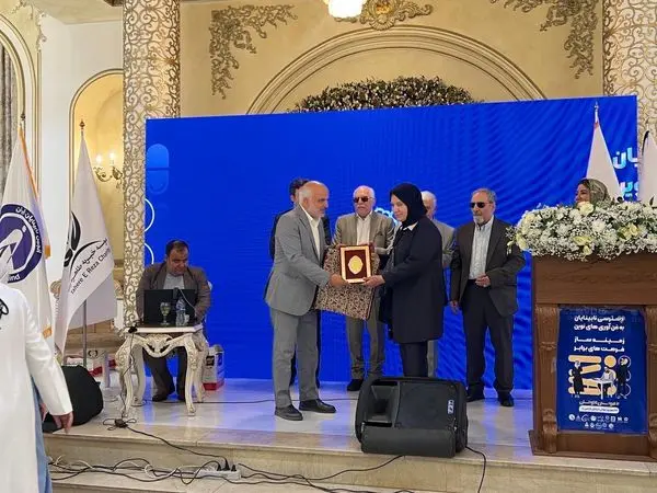 به مناسبت روز عصای سفید تجلیل از نابینایان با حضور هنرمندان در منطقه یک انجام شد