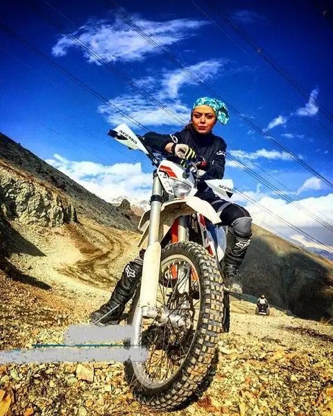 بازیگر زن مشهور سوار بر موتور تریل+عکس
