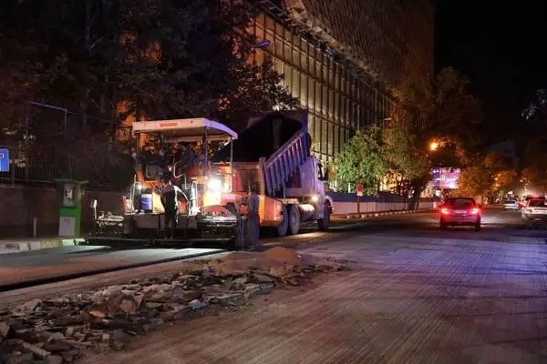 نهضت آسفالت در قالب عملیات درزگیری و روکش  معابر بزرگراهی منطقه ۳ ادامه دارد