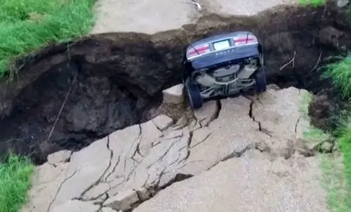 
شکاف وحشتناک جاده اتومبیل را بلعید + عکس
