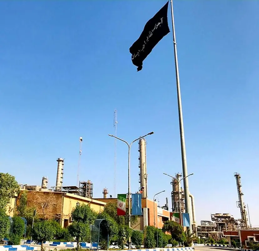 به اهتزاز درآمدن پرچم عزا در پتروشیمی شهید تندگویان به نشانه همدردی با حادثه دیدگان آبادان

