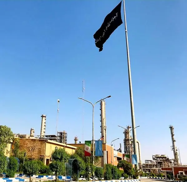 به اهتزاز درآمدن پرچم عزا در پتروشیمی شهید تندگویان به نشانه همدردی با حادثه دیدگان آبادان

