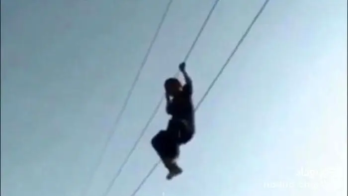 تفریح مرگبار بچه‌های بلوچستان روی کابل فشار قوی +عکس 