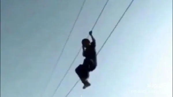 تفریح مرگبار بچه‌های بلوچستان روی کابل فشار قوی +عکس 