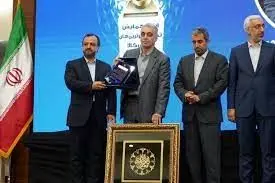 تجلیل از دکتر سعدمحمدی به عنوان چهره برتر در همایش بورس کالا