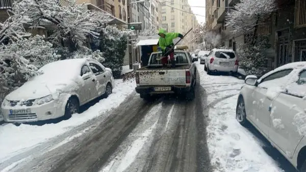 بسیج  نیروهای خدمات شهری منطقه 2 همزمان با بارش برف 