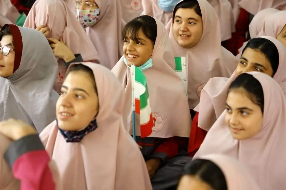 تقدیر و تکریم  از دختران منطقه ۱۳ همزمان با دهه کرامت 

