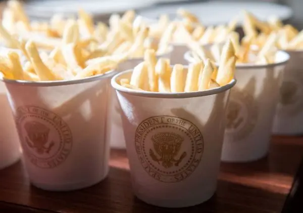 پذیرایی ترامپ از بازیکنان تیم فوتبال با فستفود! + عکس