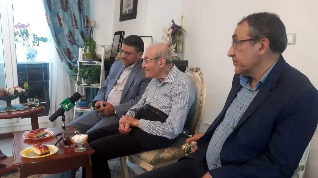 جمعی از مسئولان بسیج جامعه پزشکی از دکتر دوائی عیادت  کردند