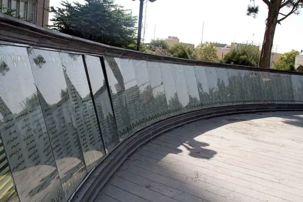 یادمان شهدای شهر تهران در میدان امام خمینی(ره) تکمیل شد
