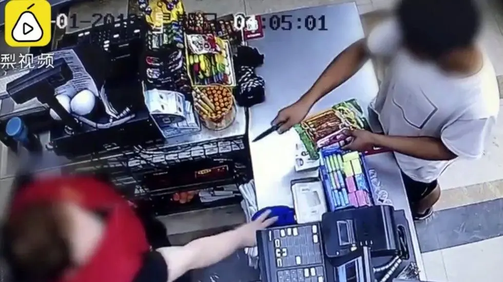 عکس العمل جسورانه زن فروشنده در مقابل سارق مسلح! + عکس