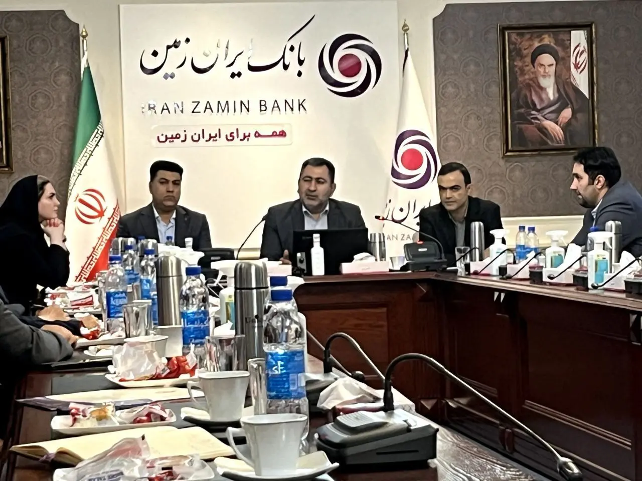 فعالیت تیمی کارکنان بانک ایران زمین، نتایج درخشانی به همراه خواهد داشت

