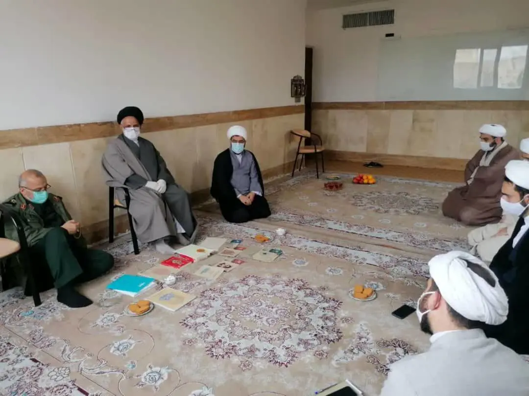 بازدید فرمانده سپاه استان قم از خانه طلاب جوان

