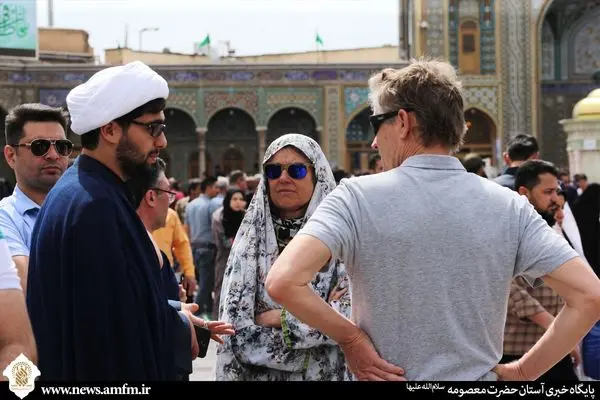 پاسخ به سئوالات پر تکرار گردشگران بینالمللی در حرم حضرت معصومه(س)