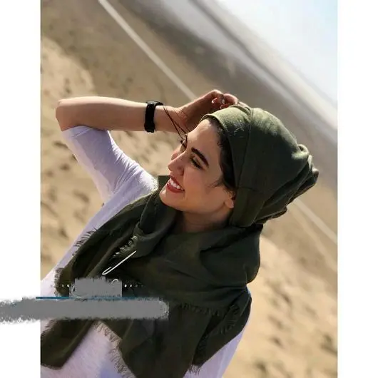 پوشش متفاوت بازیگر زن تلویزیون در کویر+عکس
