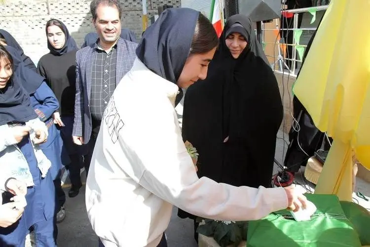 رقابت دانش‌آموزان منطقه ۲ برای تصدی «شهردار مدرسه»

