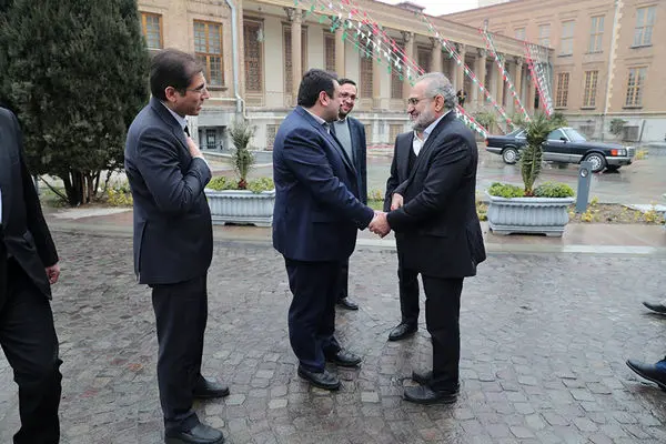 دیدار معاون رییس جمهور با سرپرست بانک ملی و بازدید از موزه بانک

