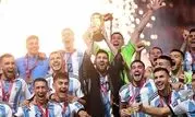 جام قهرمانی در دستان مسی+ عکس