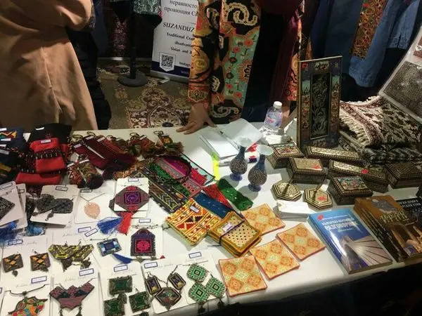 برپایی بازارچه دست آفریده های زنان کارآفرین با عنوان یلدای فاطمی در منطقه2