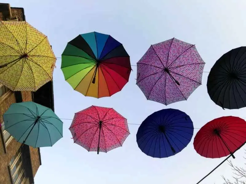 چتر های رنگارنگ، سقف بازارچه شهرستانی در منطقه ۱۳ می شود

