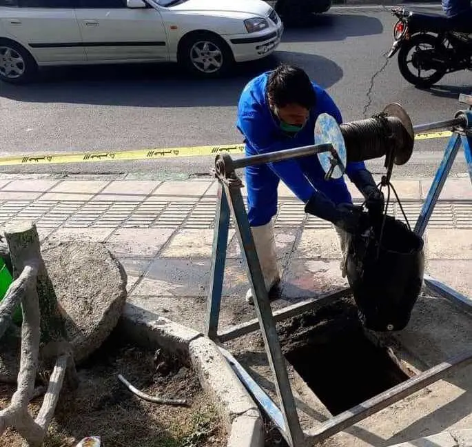 اجرای عملیات لایروبی کانال بزرگراه مدرس 

