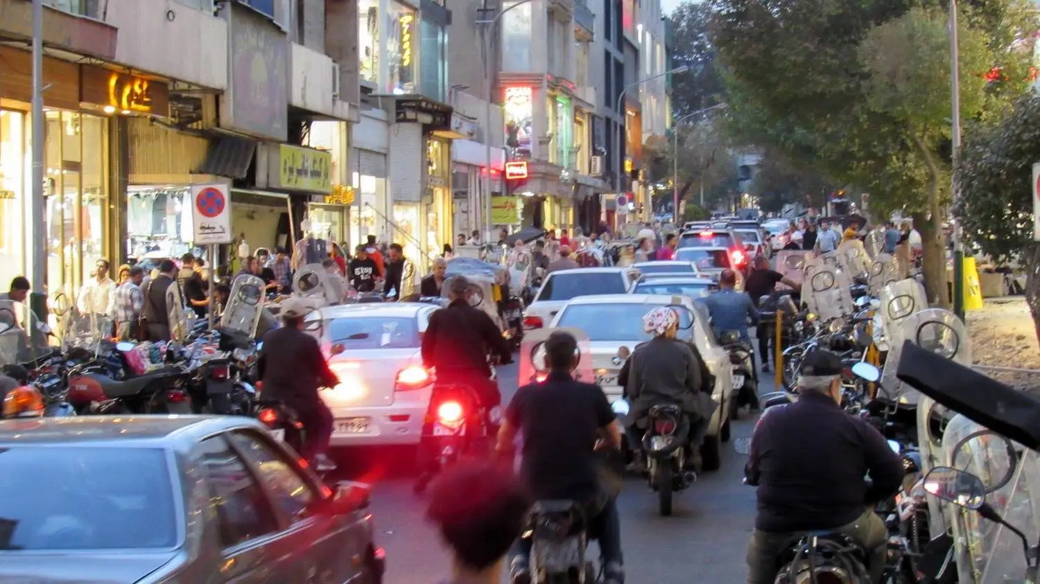 گره ترافیکی تقاطع خیابان لبافی‌نژاد و خیابان ولیعصر (عج) رفع می‌شود

