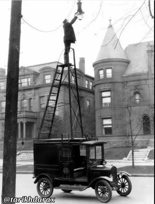 روش تعویض لامپ در گذشته+عکس