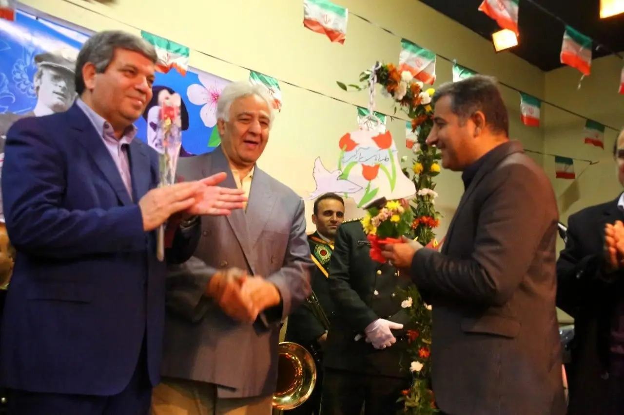 نواخته شدن  زنگ حماسه در مدرسه شهید  اتقایی منطقه 15

