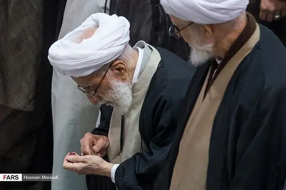 عطری که آیت الله جنتی به خودش زد/عکس
