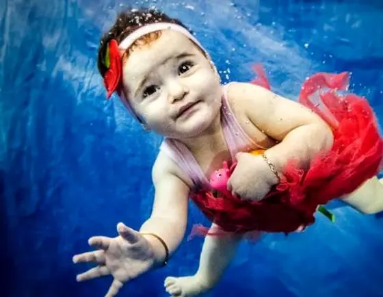 تصاویری جالب از شنای نوزادان + عکس