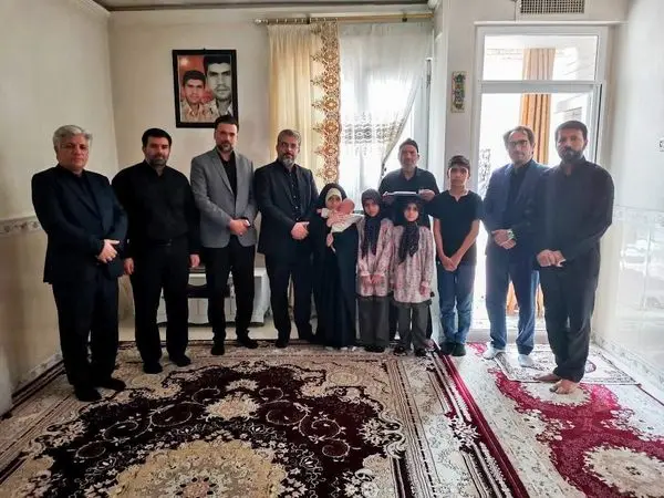 دیدار مدیرعامل فروشگاههای زنجیرهای شهروند با خانواده شهدای جنگ ۱۲ روزه