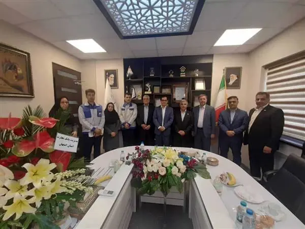 نشست با مدیر شعب بانک تجارت استان اصفهان و هیات همراه در خصوص بررسی نحوه تعامل و همکاری فی مابین