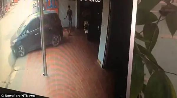 تشکر ویژه راننده از عابری که به او فرمان میداد + عکس