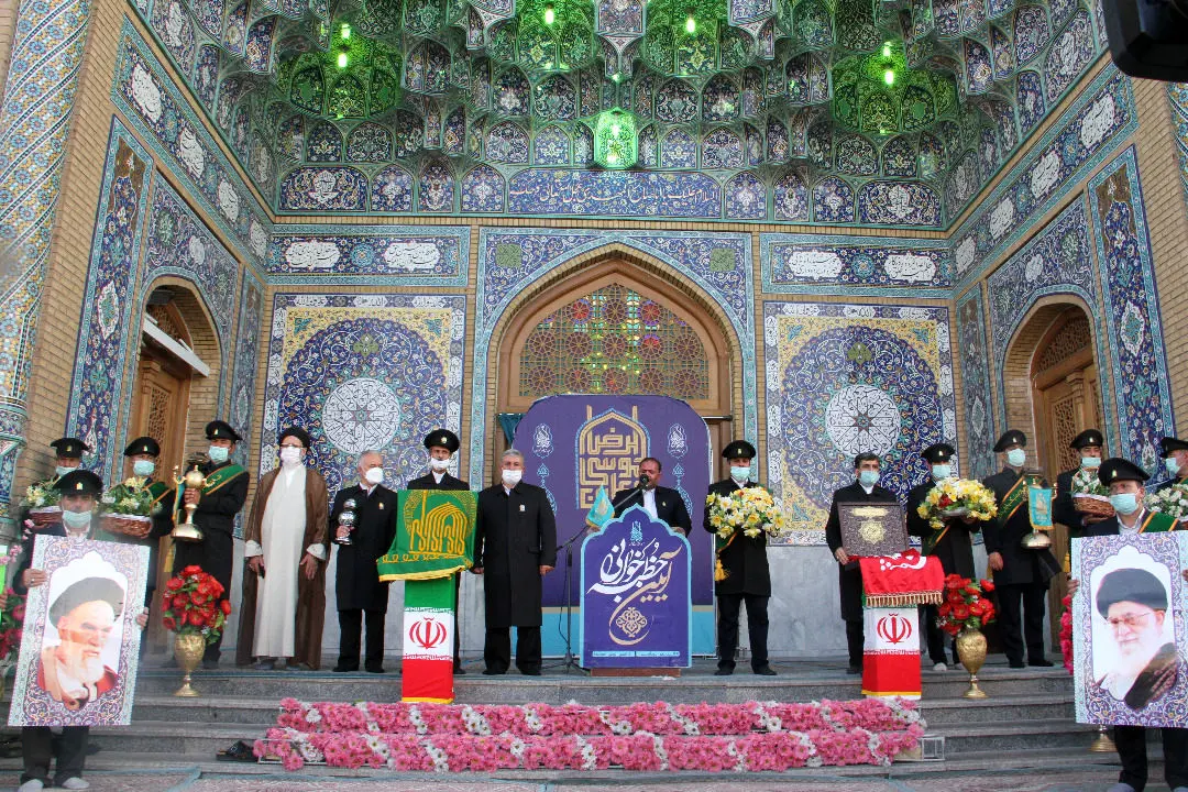 عطرافشانی خادمان رضوی در مراسم خطبه خوانی مسجد مقدس جمکران

