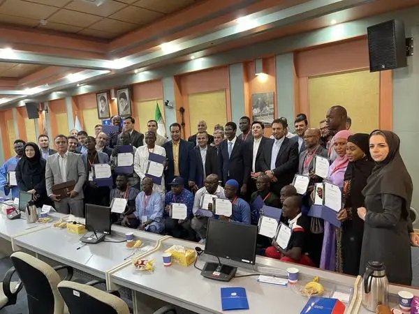 مربیان آفریقایی، گواهینامه پایان دوره تعمیر و نگهداری خودرو دریافت کردند

