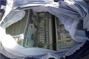 قاچاق دلار از افغانستان به ایران تشدید شد
