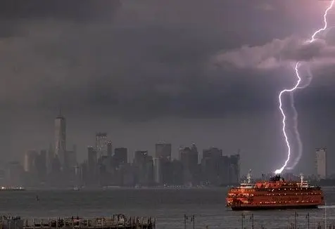 لحظه برخورد صاعقه با کشتی +عکس