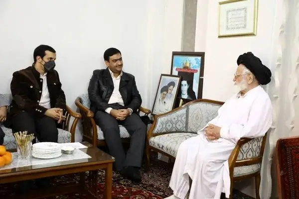 تکریم آیت الله حمیدی امام جماعت مسجد انصارالحسین (ع) با سابقه بیش از ۵۰ سال فعالیت