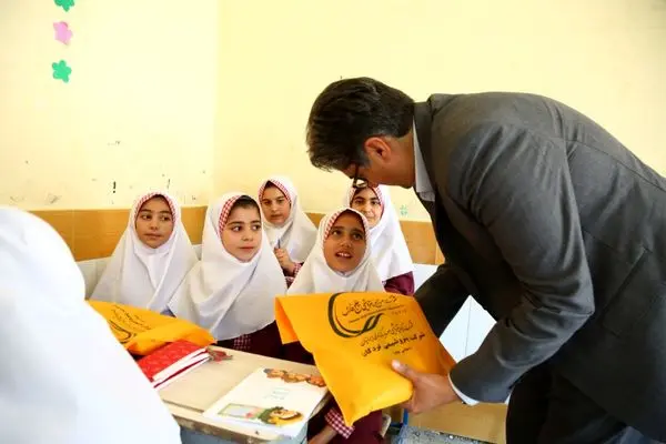  توزیع بسته حمایتی بین دانش آموزان توسط شرکت پتروشیمی لردگان